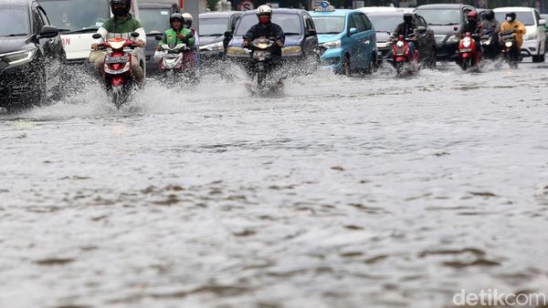 Air Hujan Juga Genangi Depan Gambir, Tidak Jauh dari Balai Kota