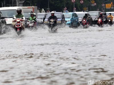 Air Hujan Juga Genangi Depan Gambir, Tidak Jauh dari Balai Kota