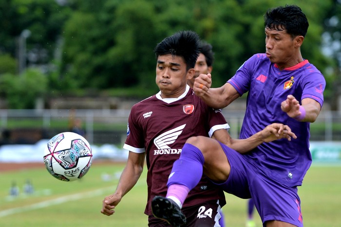 Pesepak bola PSM Makassar M. Rizky Eka Pratama (kiri) berebut bola dengan pesepak bola Persik Kediri Ady Eko Jayanto (kanan) saat pertandingan Liga 1 di Stadion I Gusti Ngurah Rai, Denpasar, Bali, Selasa (18/1/2022). PSM Makassar bermain imbang dengan Persik Kediri dengan skor 0-0. ANTARA FOTO/Fikri Yusuf/hp