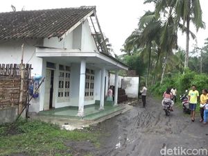 Puting Beliung Rusak Belasan Rumah Warga di Lumajang Puting Beliung Rusak Belasan Rumah Warga di Lumajang
