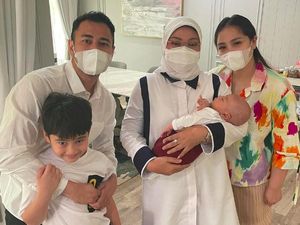 Giliran Menaker Ida Fauziyah Jenguk Rafathar dan Rayyanza Giliran Menaker Ida Fauziyah Jenguk Rafathar dan Rayyanza