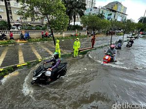 Ragam Aksi Pemotor Nekat Terobos Banjir di Tanjung Duren