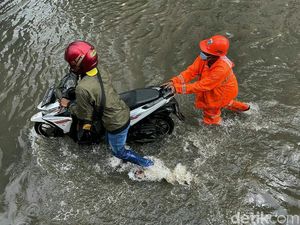 Banjir Bikin Lawan Vs Kawan Anies Saling Sindir