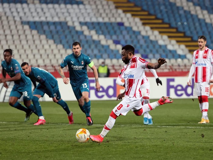 BELGRADE, SERBIA - FEBRUARY 18: Guelor Kanga of Crvena Zvezda scores their sides first goal from the penalty spot during the UEFA Europa League Round of 32 match between Crvena Zvezda and AC Milan at Rajko Mitic Stadium on February 18, 2021 in Belgrade, Serbia. Sporting stadiums around Serbia remain under strict restrictions due to the Coronavirus Pandemic as Government social distancing laws prohibit fans inside venues resulting in games being played behind closed doors. (Photo by Srdjan Stevanovic/Getty Images)