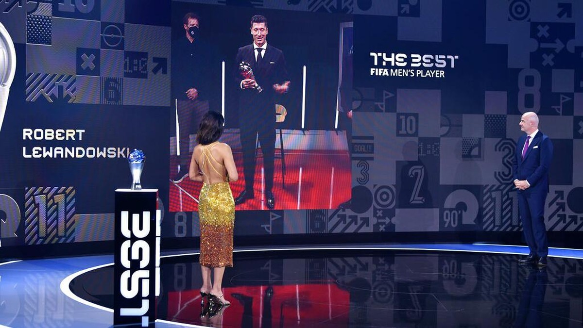 Robert Lewandowski menjadi Pemain Terbaik FIFA 2021 di The Best FIFA Awards 2021. Foto: AP/Harold Cunningham