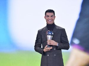 Ronaldo Diganjar Penghargaan Spesial FIFA 2021 Ronaldo Diganjar Penghargaan Spesial FIFA 2021