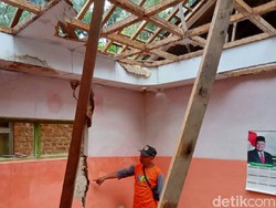 Atap Rumah Warga Trenggalek Runtuh Diterjang Angin Kencang