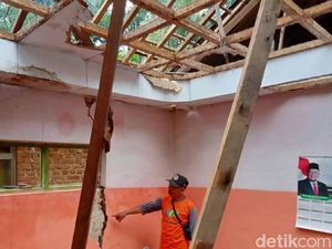 Atap Rumah Warga Trenggalek Runtuh Diterjang Angin Kencang Atap Rumah Warga Trenggalek Runtuh Diterjang Angin Kencang