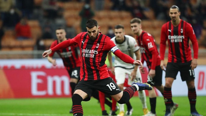 MILAN, ITALY - JANUARY 17:  Theo Hernandez of AC Milan misses a penalty during the Serie A match between AC Milan and Spezia Calcio at Stadio Giuseppe Meazza on January 17, 2022 in Milan, Italy. (Photo by Marco Luzzani/Getty Images)