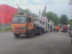 Truk Angkut Mobil Tersangkut Rel, Jadwal KA di Kediri Sempat Tertunda