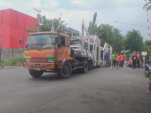 Truk Angkut Mobil Tersangkut Rel, Jadwal KA di Kediri Sempat Tertunda Truk Angkut Mobil Tersangkut Rel, Jadwal KA di Kediri Sempat Tertunda