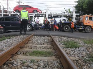 Bikin Deg-degan, Truk Pengangkut Mobil Ini Tersangkut di Rel KA