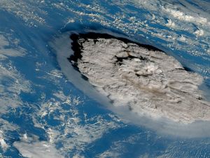 Terpantau Satelit, Begini Dahsyatnya Erupsi Gunung Berapi Picu Tsunami Tonga Terpantau Satelit, Begini Dahsyatnya Erupsi Gunung Berapi Picu Tsunami Tonga
