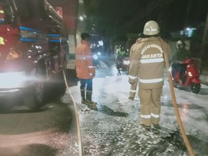 Minyak Tumpah di Jalan Ciledug Raya Jaksel, Pemotor Berjatuhan Minyak Tumpah di Jalan Ciledug Raya Jaksel, Pemotor Berjatuhan