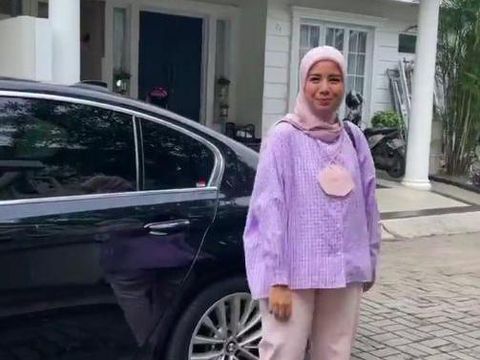 Tya Ariestya berhijab