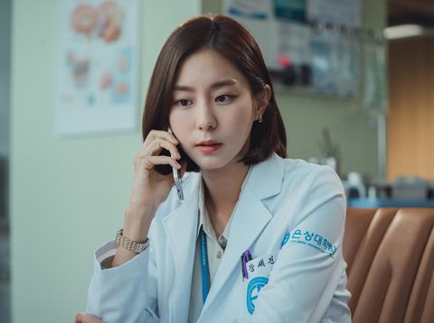 Uee sebagai Jang Se-jin dalam Ghost Doctor