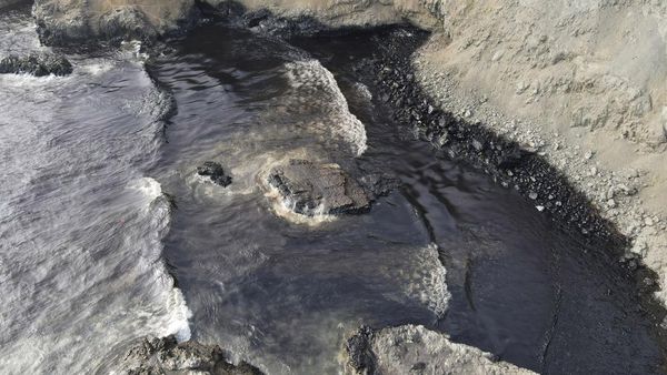 Waduh, Minyak Tumpah Bikin Pantai Cavero di Peru Menghitam