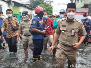 Walkot Jakbar Tinjau Banjir di Permukiman Warga, Pastikan Surut Cepat