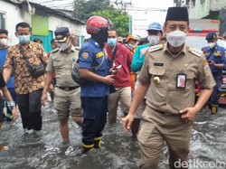 Walkot Jakbar Tinjau Banjir di Permukiman Warga, Pastikan Surut Cepat