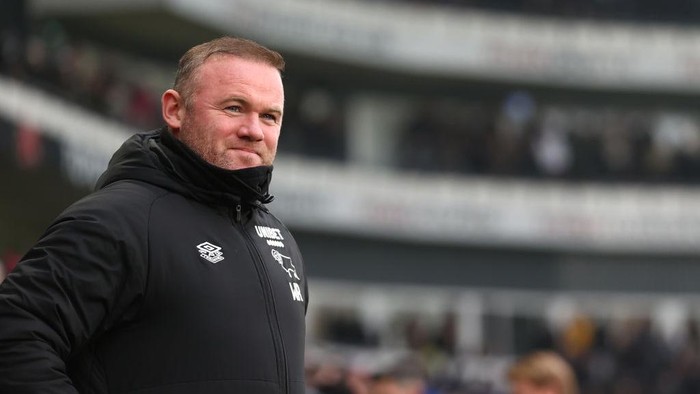 DERBY, ENGLAND - JANUARY 15: Wayne Rooney, ,manager of Derby County looks on during the Sky Bet Championship match between Derby County and Sheffield United at Pride Park Stadium on January 15, 2022 in Derby, England. (Photo by Mark Thompson/Getty Images)