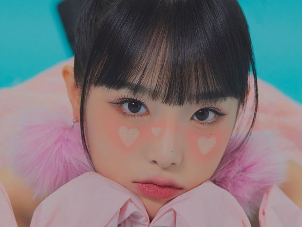 Yena dalam konsep foto album 'SMiLEY'/Foto: instagram.com/yena.jigumina Yena dalam pemotretan konsep album 'SMILEY'