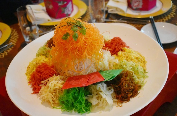 Yu Sheng adalah makanan khas imlek yang berbentuk seperti salad