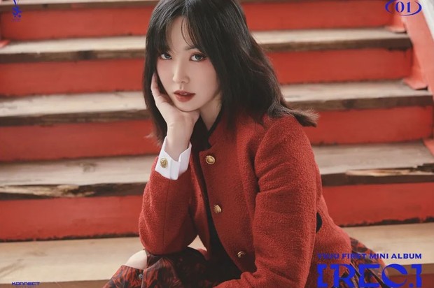 YUJU foto konsep album/ Foto: instagram.com/yuju_konnectent Tampil serba merah, ini dia foto konsep album debut YUJU