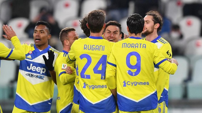TURIN, ITALY - JANUARY 18:  Paulo Dybala (C) of Juventus FC celebrates a goal with team mates during the Coppa Italia match between Juventus and UC Sampdoria at Allianz Stadium on January 18, 2022 in Turin, Italy.  (Photo by Valerio Pennicino/Getty Images)