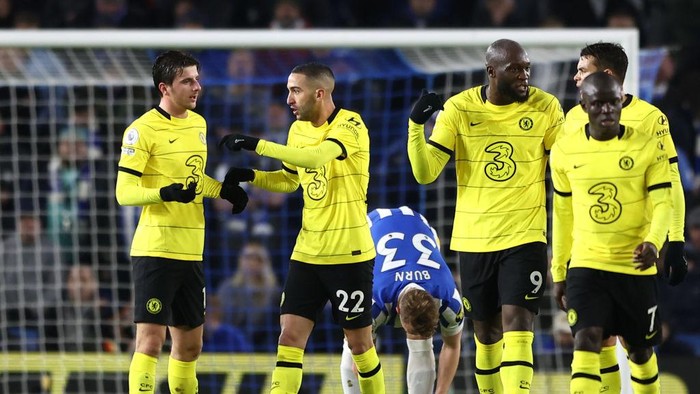 BRIGHTON, ENGLAND - JANUARY 18: Hakim Ziyech of Chelsea celebrates with Mason Mount after scoring their teams first goal during the Premier League match between Brighton & Hove Albion and Chelsea at American Express Community Stadium on January 18, 2022 in Brighton, England. (Photo by Bryn Lennon/Getty Images)