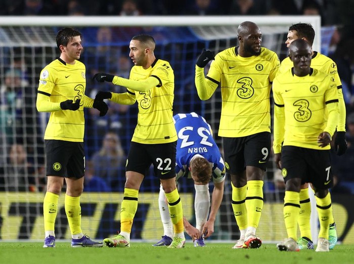 BRIGHTON, ENGLAND - JANUARY 18: Hakim Ziyech of Chelsea celebrates with Mason Mount after scoring their teams first goal during the Premier League match between Brighton & Hove Albion and Chelsea at American Express Community Stadium on January 18, 2022 in Brighton, England. (Photo by Bryn Lennon/Getty Images)
