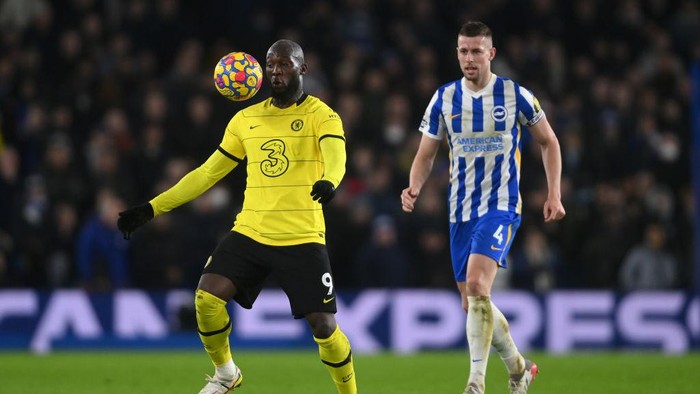 BRIGHTON, ENGLAND - JANUARY 18: Romelu Lukaku of Chelsea controls the ball as Adam Webster of Brighton & Hove Albion looks on during the Premier League match between Brighton & Hove Albion  and  Chelsea at American Express Community Stadium on January 18, 2022 in Brighton, England. (Photo by Mike Hewitt/Getty Images)