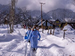 Aksi Nakes di India Menembus Salju untuk Vaksinasi