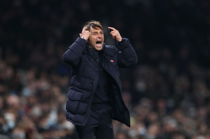 LONDON, ENGLAND - DECEMBER 19: Antonio Conte, Manager of Tottenham gestures from the touchline during the Premier League match between Tottenham Hotspur  and  Liverpool at Tottenham Hotspur Stadium on December 19, 2021 in London, England. (Photo by Alex Pantling/Getty Images )