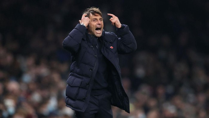 LONDON, ENGLAND - DECEMBER 19: Antonio Conte, Manager of Tottenham gestures from the touchline during the Premier League match between Tottenham Hotspur  and  Liverpool at Tottenham Hotspur Stadium on December 19, 2021 in London, England. (Photo by Alex Pantling/Getty Images )
