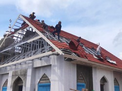 Momen Warga Bongkar Atap Masjid di Bima Gegara Dinilai Mirip Gereja