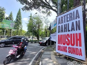 Penampakan Baliho Arteria Dahlan Musuh Orang Sunda di Dekat Gedung Sate Penampakan Baliho Arteria Dahlan Musuh Orang Sunda di Dekat Gedung Sate