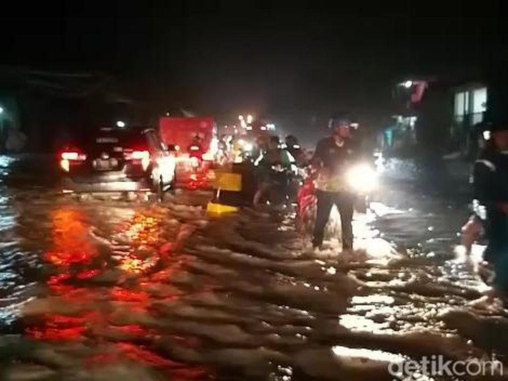 Jalur Pantura di Pasuruan Terendam Banjir, Polisi Alihkan Lalu Lintas