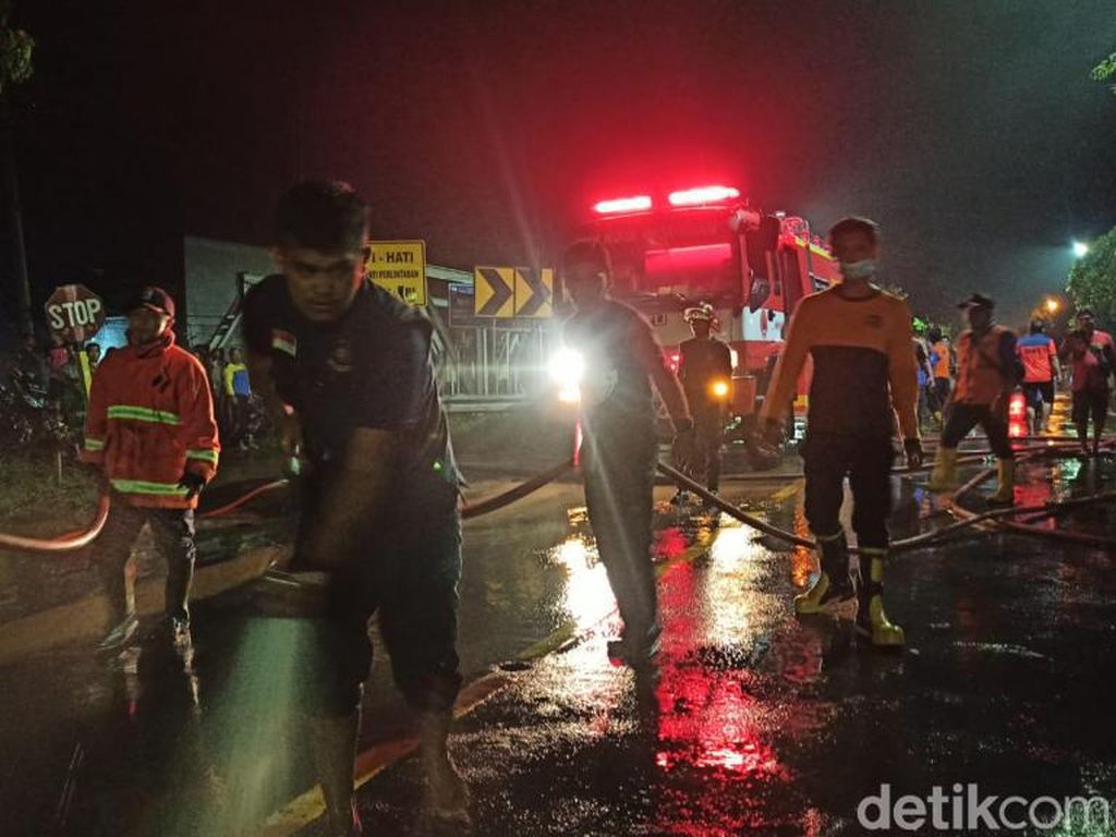 Banjir Pasuruan Sisakan Lumpur di Jalan, Banyak Motor Jatuh Terpeleset