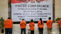 Bareskrim Pamerkan Barbuk-Tersangka Kasus Investasi Bodong Alkes