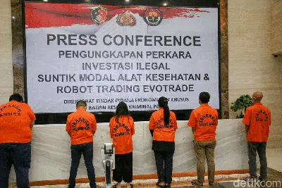 Bareskrim Pamerkan Barbuk-Tersangka Kasus Investasi Bodong Alkes