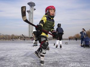 Bermain di Taman Kota yang Membeku