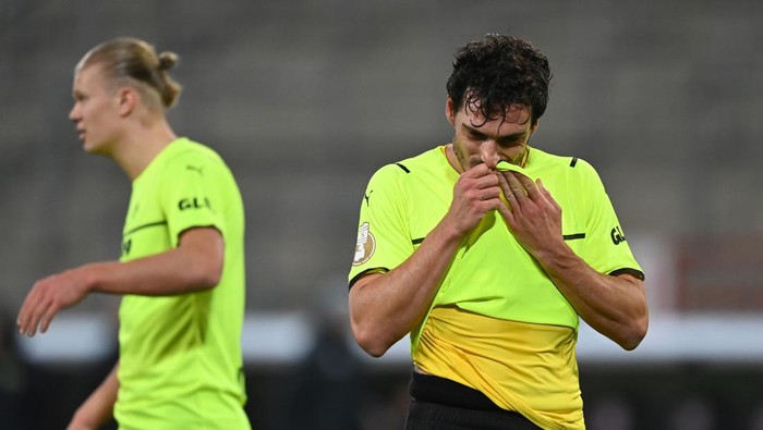 HAMBURG, GERMANY - JANUARY 18:  Mats Hummels of Borussia Dortmund looks dejected during the DFB Cup round of sixteen match between FC St Pauli and Borussia Dortmund at Millerntor Stadium on January 18, 2022 in Hamburg, Germany. (Photo by Stuart Franklin/Getty Images)