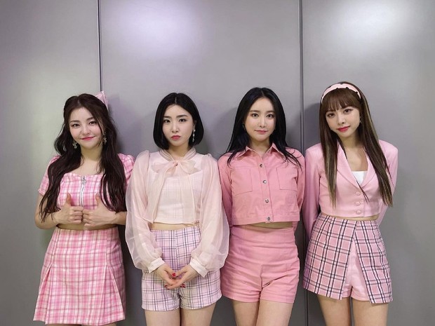 Brave Girls dalam promosi Rollin di acara musik/ Foto: instagram.com/ Brave Girls selama promosi Rollin