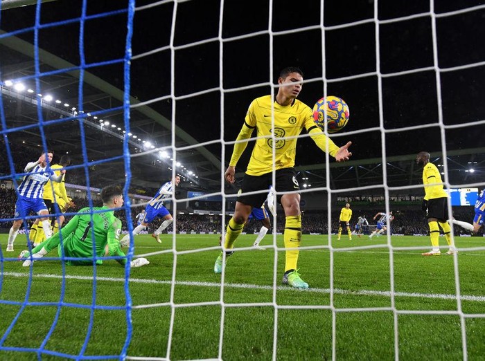 BRIGHTON, ENGLAND - JANUARY 18: Thiago Silva of Chelsea reacts to their side's conceding the first goal scored by Adam Webster of Brighton & Hove Albion (Obscured Right) during the Premier League match between Brighton & Hove Albion and Chelsea at American Express Community Stadium on January 18, 2022 in Brighton, England. (Photo by Mike Hewitt/Getty Images)
