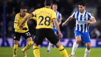 Brighton memulai babak kedua dengan inisiatif lebih menyerang.