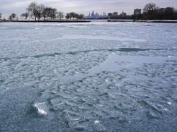 Gumpalan Es Unik Muncul di Danau AS