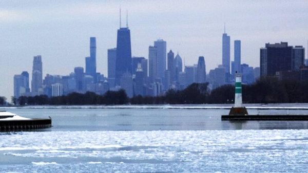 Brrrr......Chicago Super Dingin, Danaunya Sampai Membeku