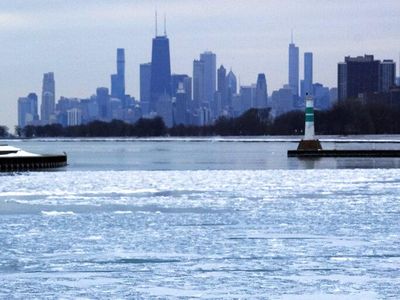Brrrr......Chicago Super Dingin, Danaunya Sampai Membeku