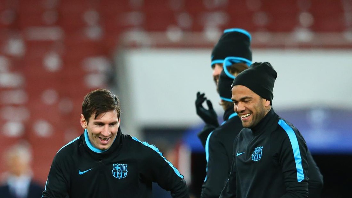 Dani Alves ingin Lionel Messi balik ke Barcelona (Getty Images/Matthew Lewis)