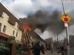 Dramatis! Detik-detik Evakuasi Wanita di Sebelah Rumah Terbakar